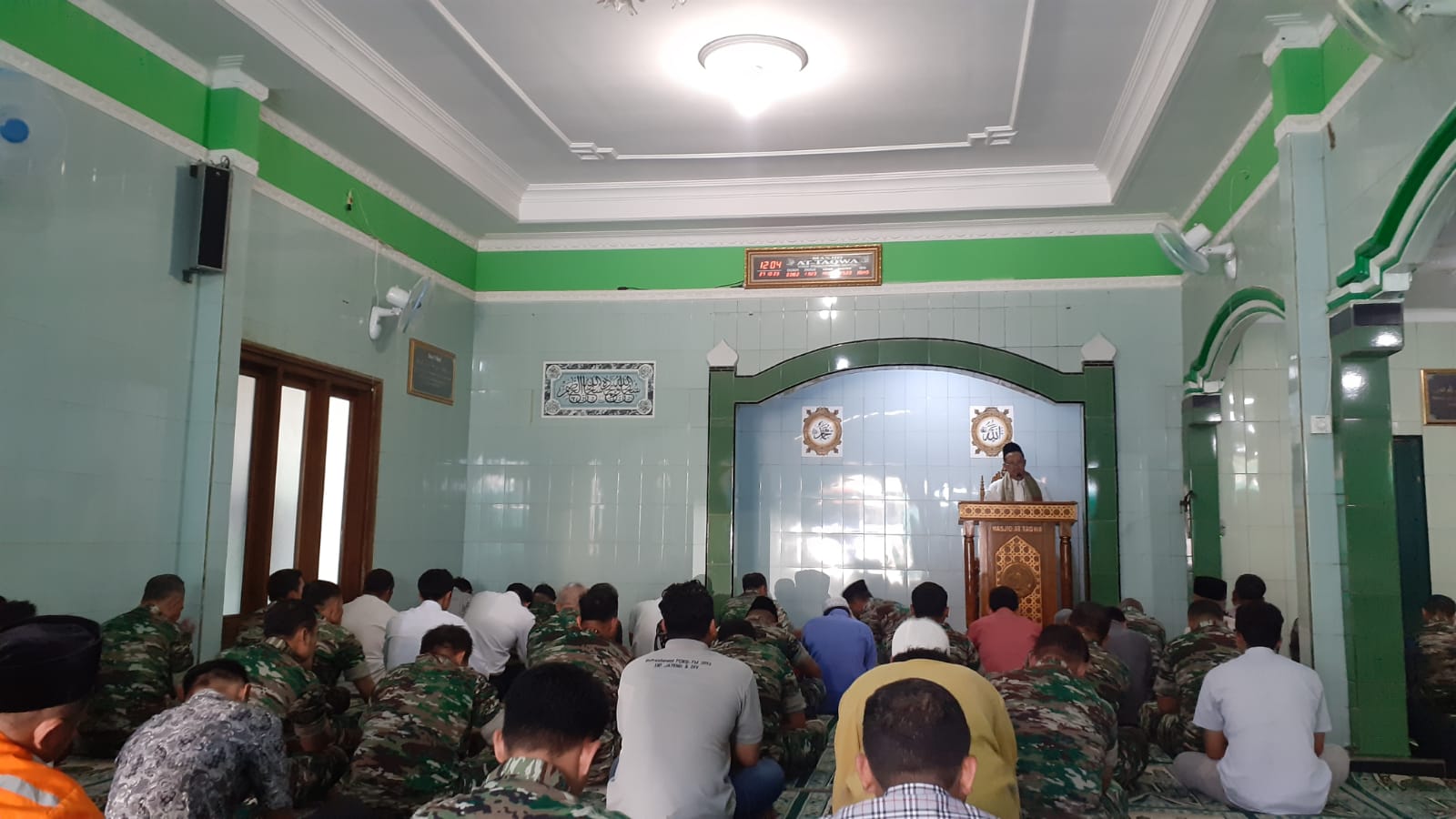 Khutbah Jumat di Masjid At Taqwa Korem 073/Makutarama, Menguatkan Semangat Persatuan 